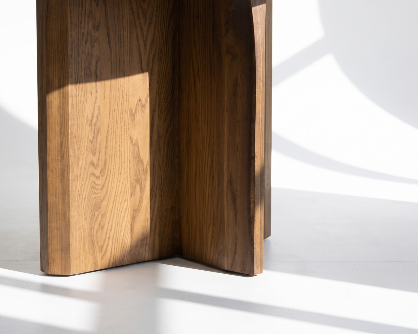 James Round Dinning Table