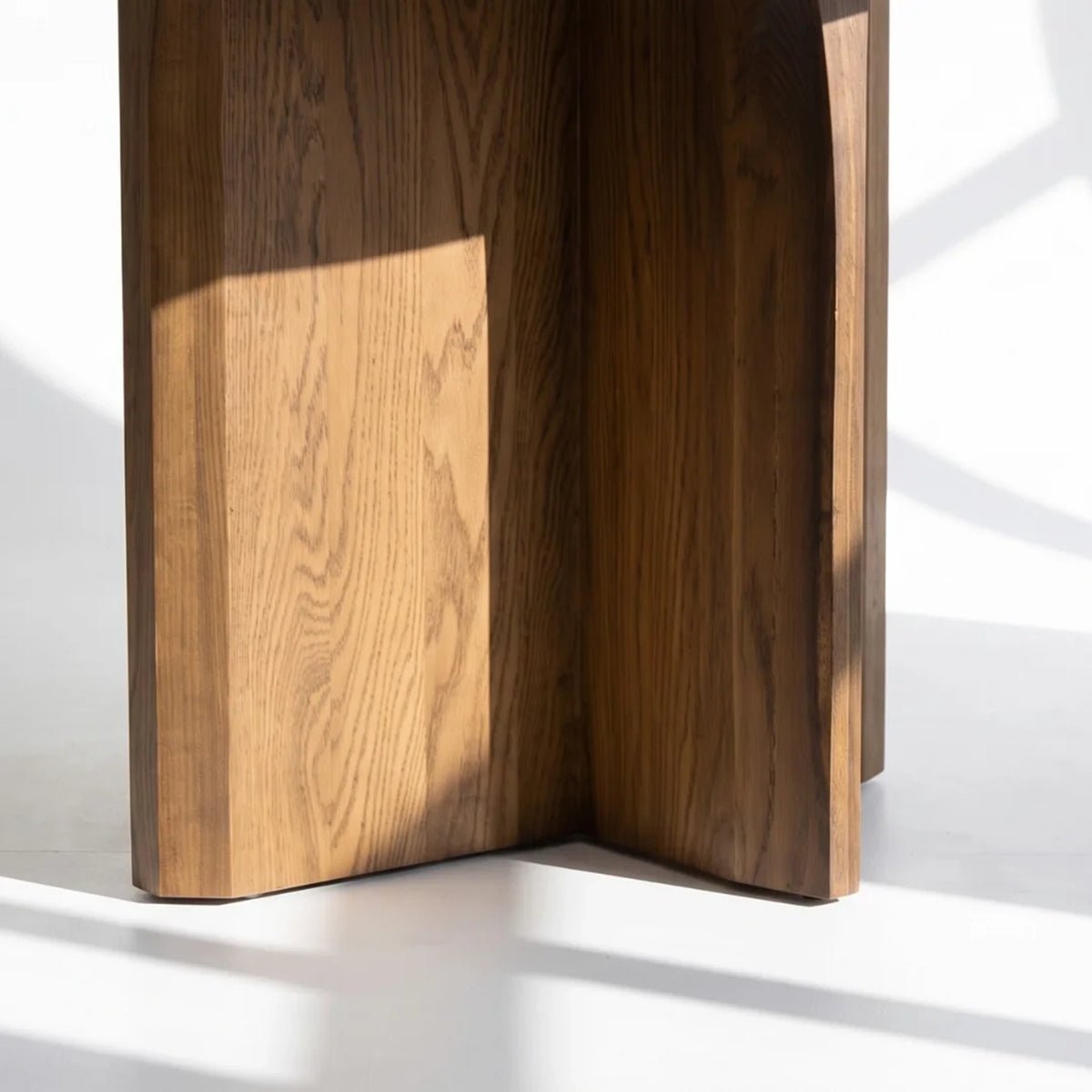 James Round Dinning Table